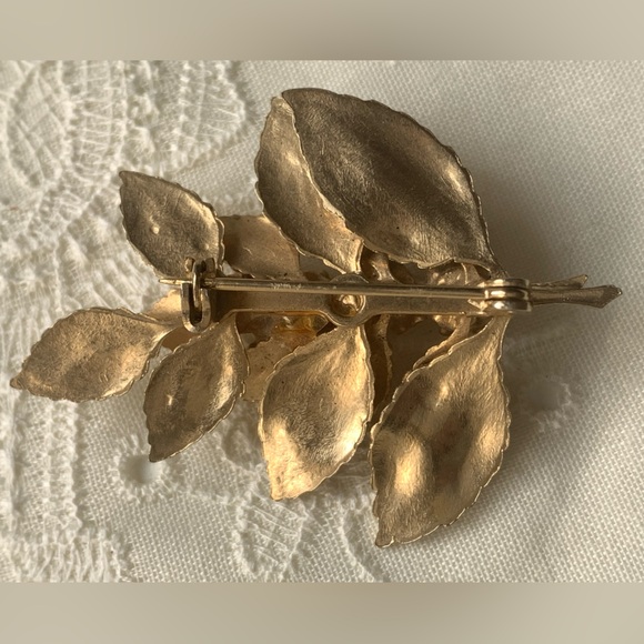 VTG Gold Plated Faux Pearl Leaf Brooch Pin Woman’s Jewelry Leaves Flower Plant - Picture 5 of 5
